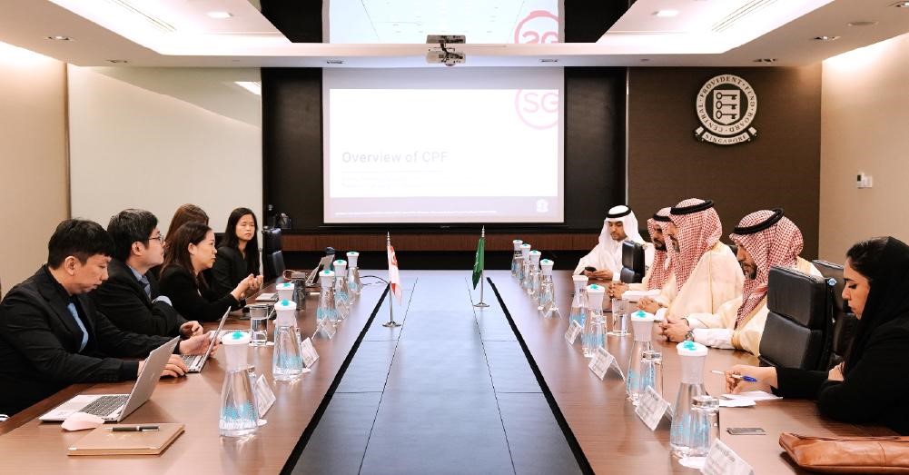 معالي محافظ التأمينات الاجتماعية يلتقي عددًا من المسؤولين وقادة مؤسسات التقاعد والتأمينات الاجتماعية في جمهورية سنغافورة لتعزيز فرص الشراكة والاستدامة في مجال التأمين الاجتماعي 
